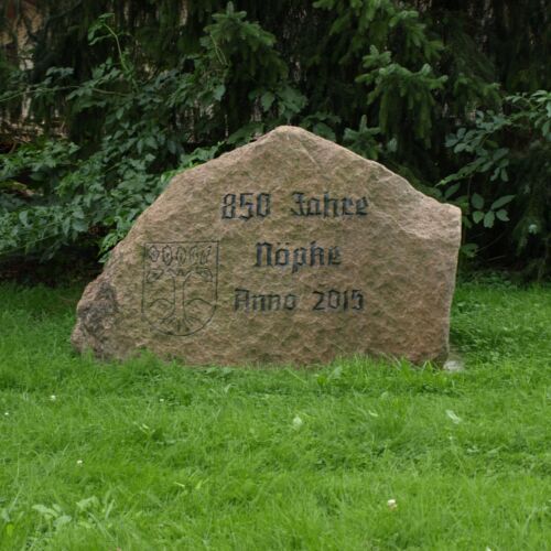 Gedenkstein „850 Jahre Nöpke – Anno 2010“