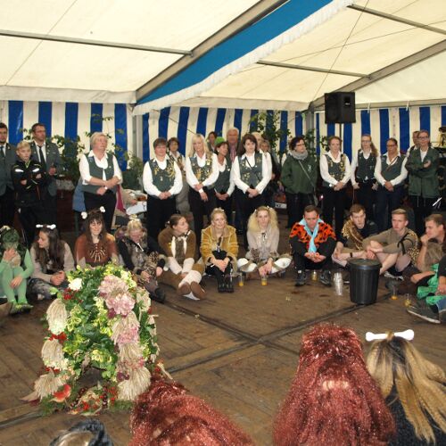 Schützen und Gäste im Festzelt beim Erntefest